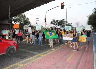 Manifestantes protestam em defesa da Amazônia em Teresina