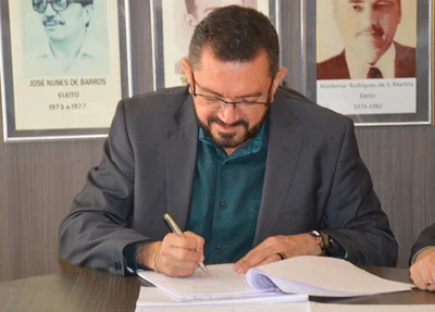 Padre Walmir assina documentos de regulamentação fundiária
