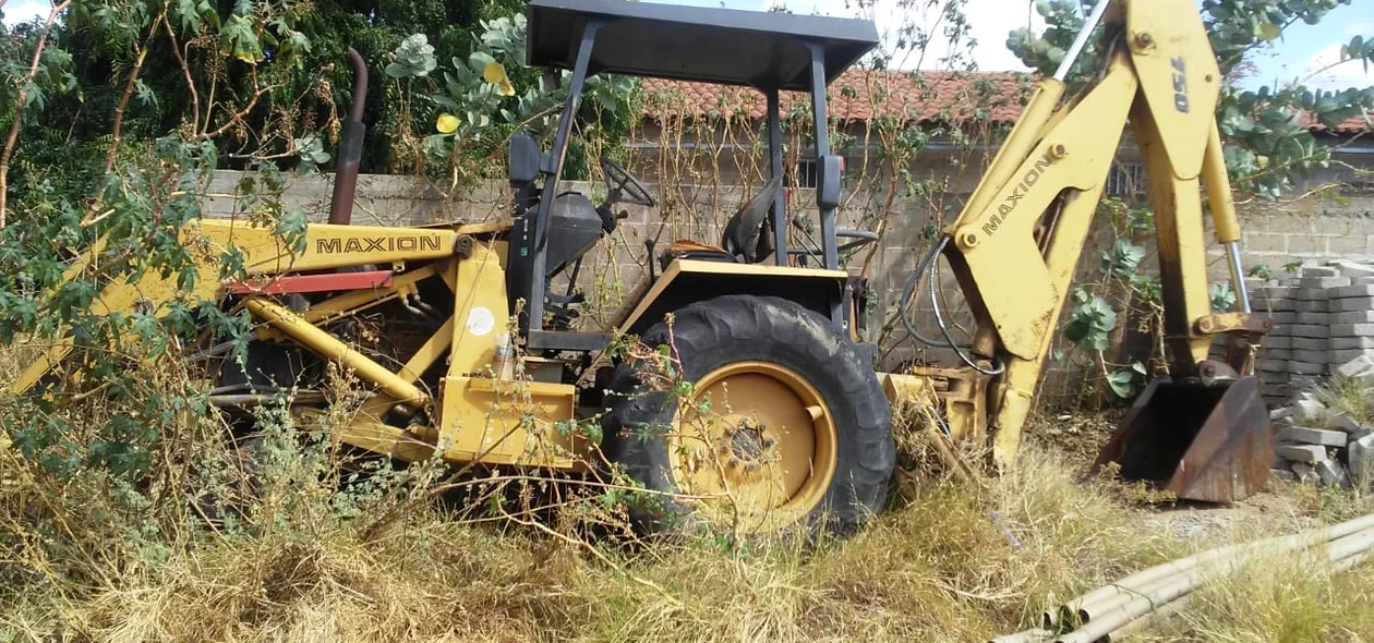 Retroescavadeiras abandonadas em Dom Inocêncio