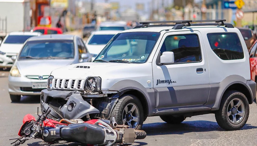 Acidente entre carro e moto em frente ao Ceut