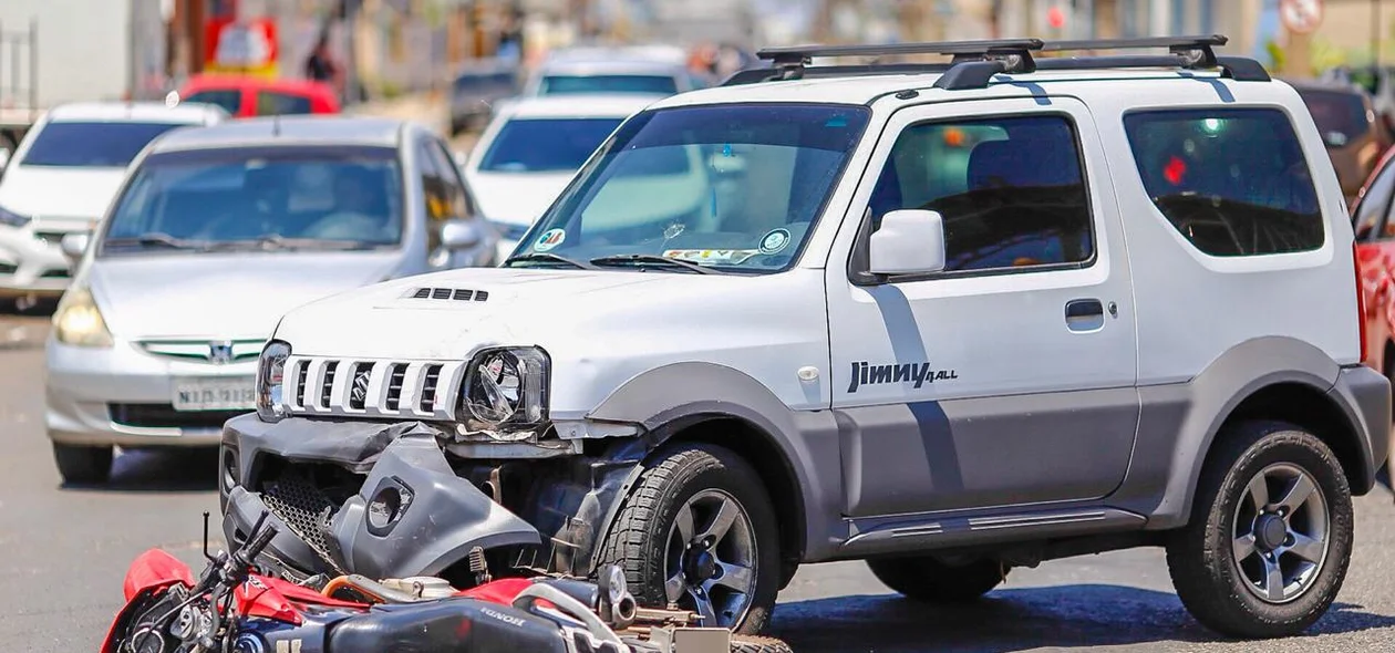 Acidente entre carro e moto em frente ao Ceut