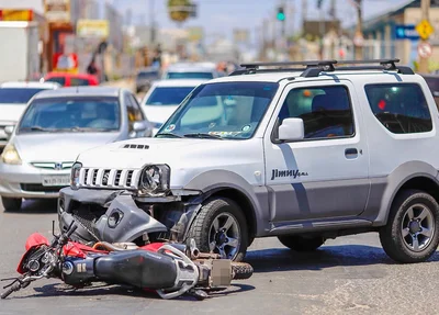 Acidente entre carro e moto em frente ao Ceut