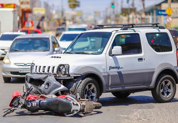 Acidente entre carro e moto em frente ao Ceut