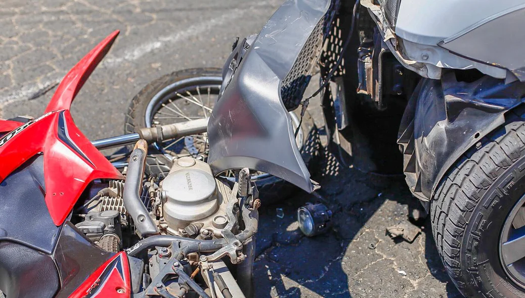 Acidente entre carro e moto na avenida dos expedicionários