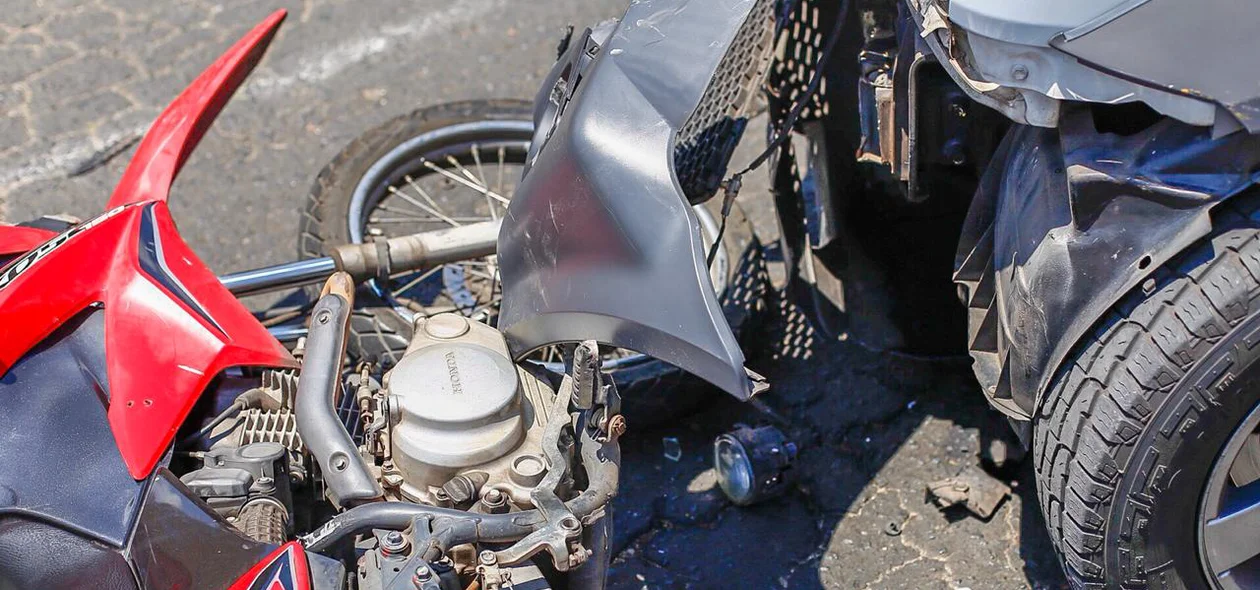 Acidente entre carro e moto na avenida dos expedicionários