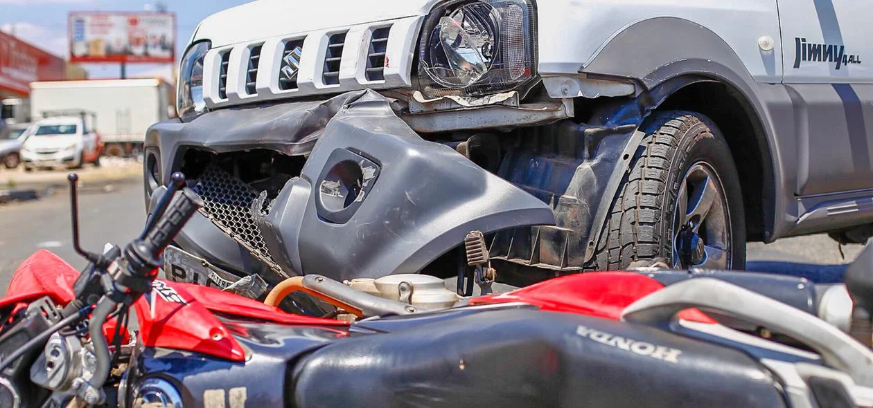 Acidente entre carro e moto 