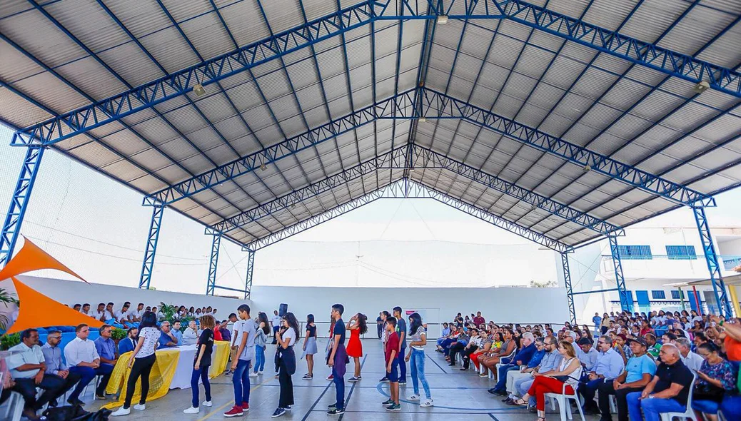 Alunos da unidade realizam apresentação durante a solenidade ocorrida na quadra da escola