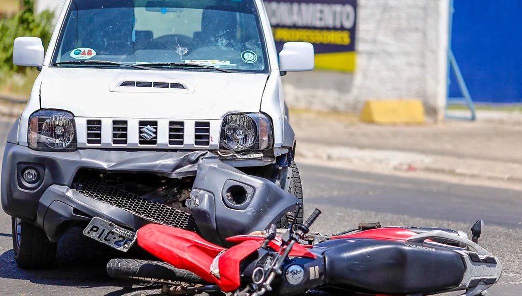 Carro e moto envolvidos no acidente