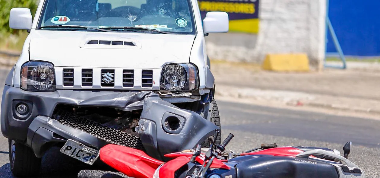 Carro e moto envolvidos no acidente
