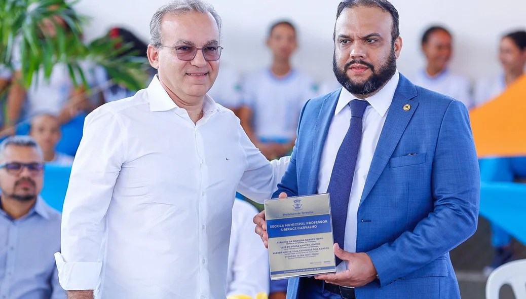 Deputado estadual Ziza Carvalho recebe prêmio das mãos do prefeito Firmino Filho
