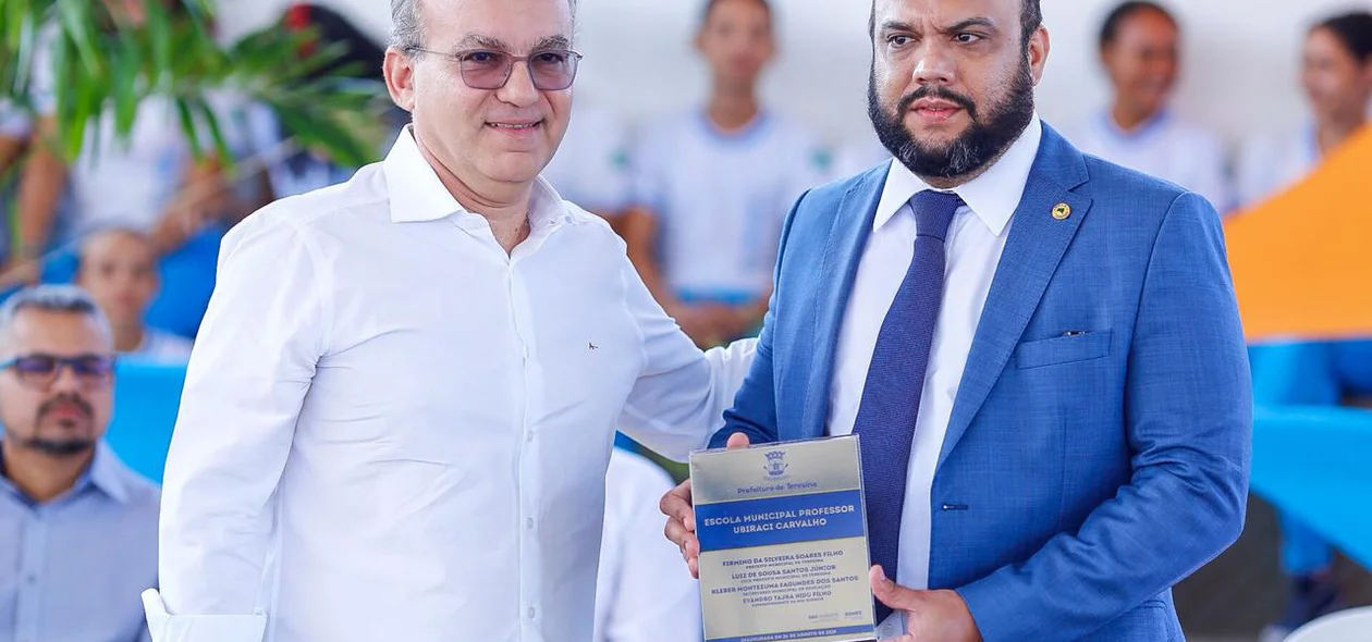 Deputado estadual Ziza Carvalho recebe prêmio das mãos do prefeito Firmino Filho