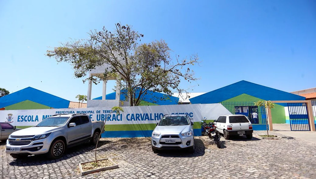 Fachada da escola professor Ubiraci Carvalho, na zona sudeste