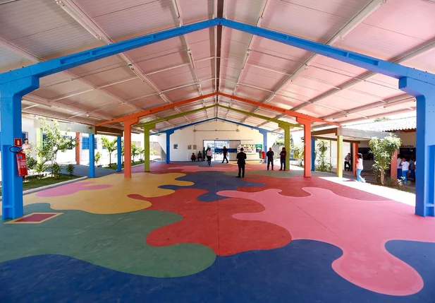 Firmino Filho inaugura escola de regime integral em Teresina