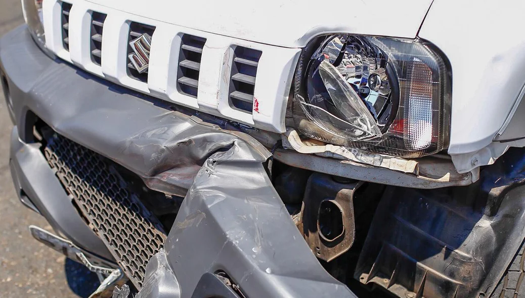 Frente do carro destruída
