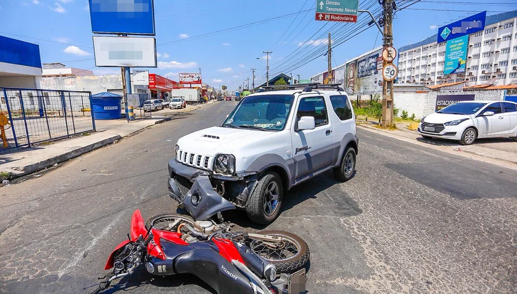 O acidente aconteceu em frente ao estacionamento do Ceut