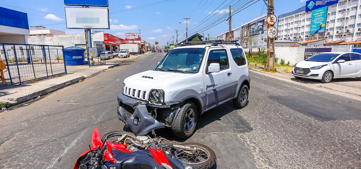 O acidente aconteceu em frente ao estacionamento do Ceut
