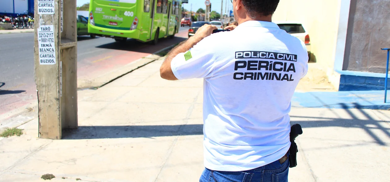 Perito coletando rastros de sangue do homem 