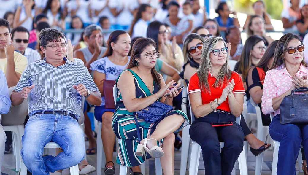 Público presente na inauguração da nova escola