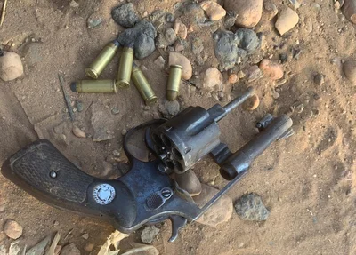 Arma e munições encontradas com o suspeito no Dirceu Arcoverde