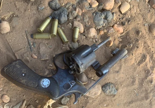 Arma e munições encontradas com o suspeito no Dirceu Arcoverde