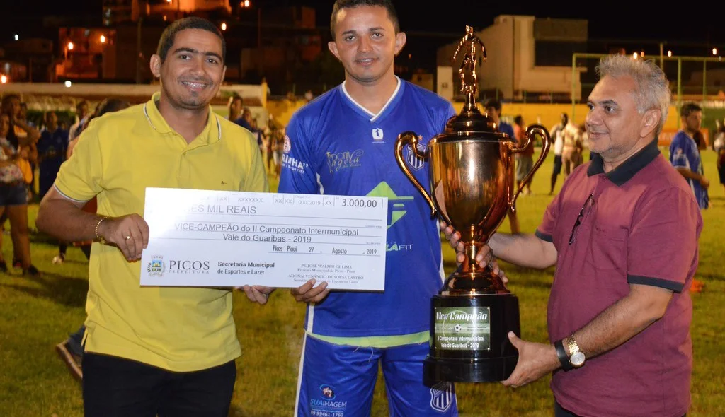 Capitão da Cohab Paulistana recebe troféu de vice-campeão e cheque de R$ 3 mil