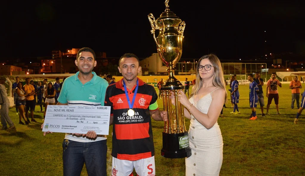 Capitão do Flamengo do Saquinho recebe troféu de campeão e cheque de R$ 7 mil