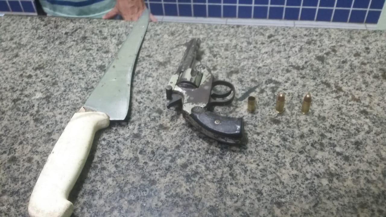 Faca e armas apreendidas