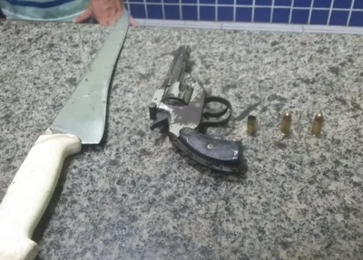 Faca e armas apreendidas