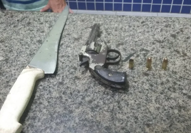 Faca e armas apreendidas