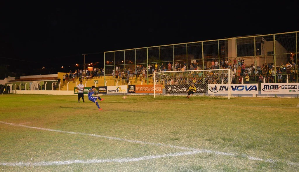 Manassés (Cohab Paulistana), desloca o goleiro, mas a bola bate na trave
