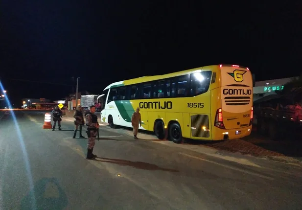 Ônibus em que estava passageiro com documentação falsa