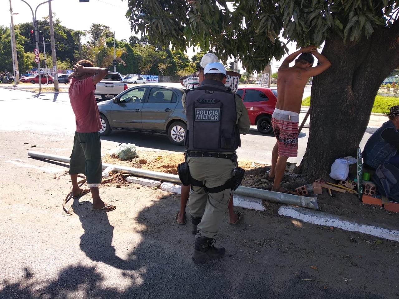 Policiais fizeram a abordagem e conduziam os três para a Central de Flagrantes de Teresina