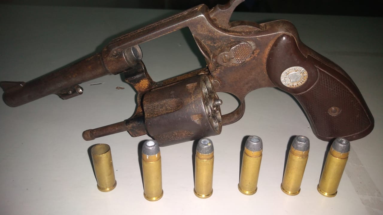 Arma encontrada com o suspeito