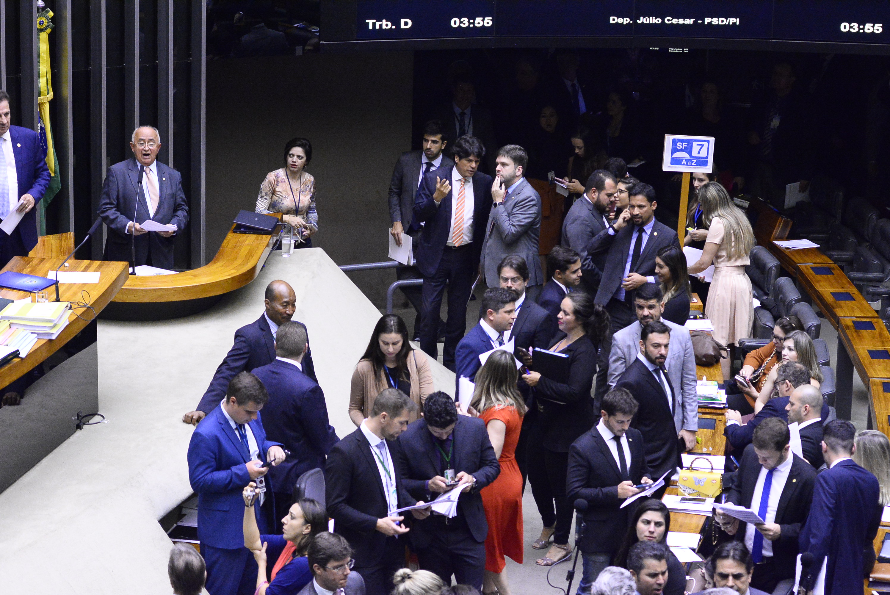 Deputados durante sessão na Câmara Federal