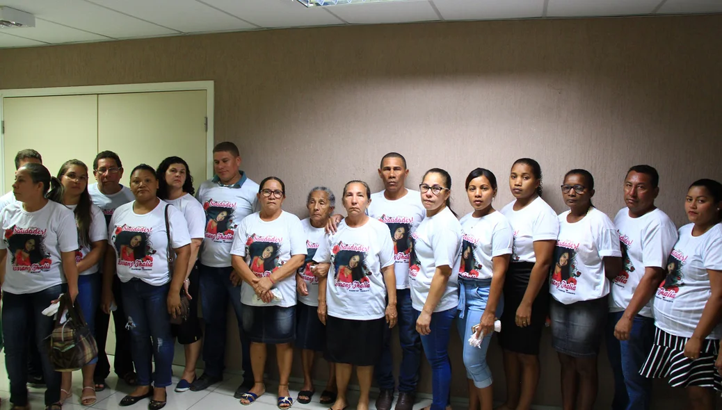 Familiares vão ao Fórum Criminal pedir Justiça pela morte da jovem