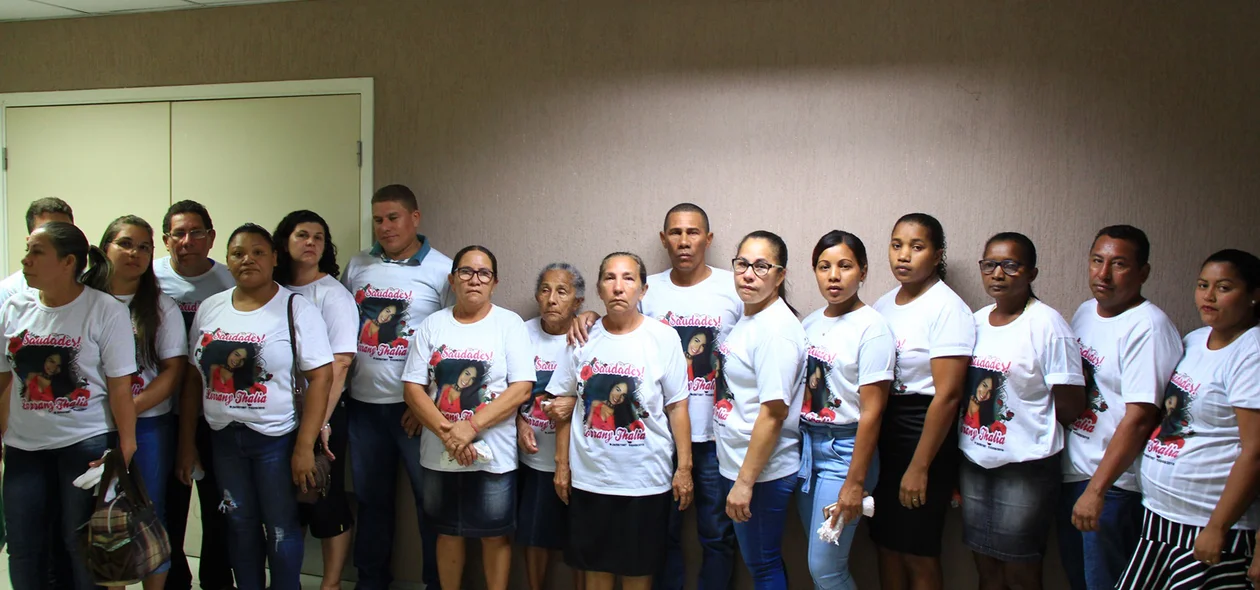 Familiares vão ao Fórum Criminal pedir Justiça pela morte da jovem
