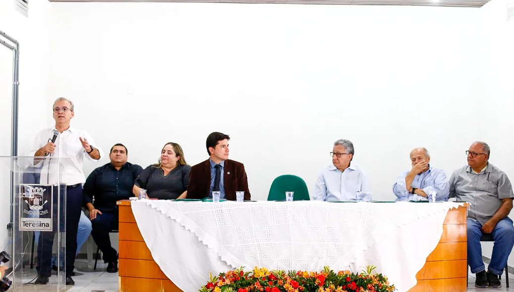 Firmino Filho discursa durante evento sobre atenção básica em Teresina