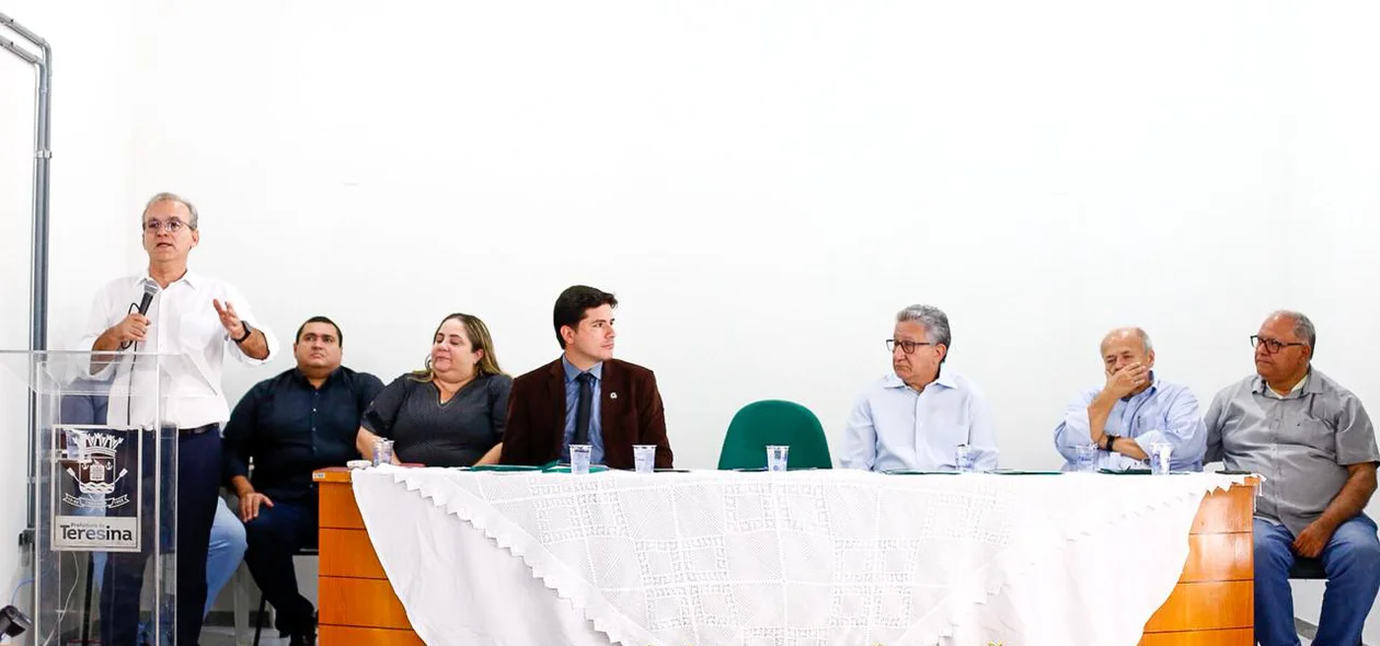 Firmino Filho discursa durante evento sobre atenção básica em Teresina