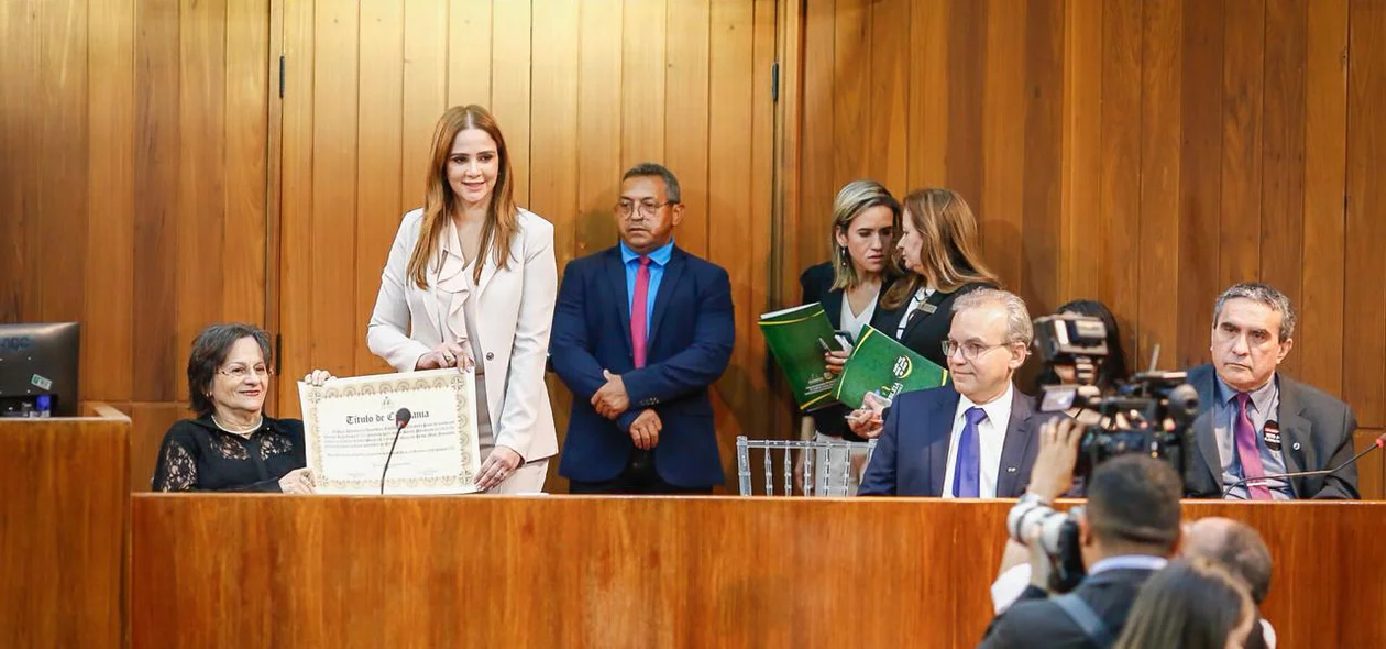 Lucy Soares entrega título de cidadania piauiense a Maria da Penha
