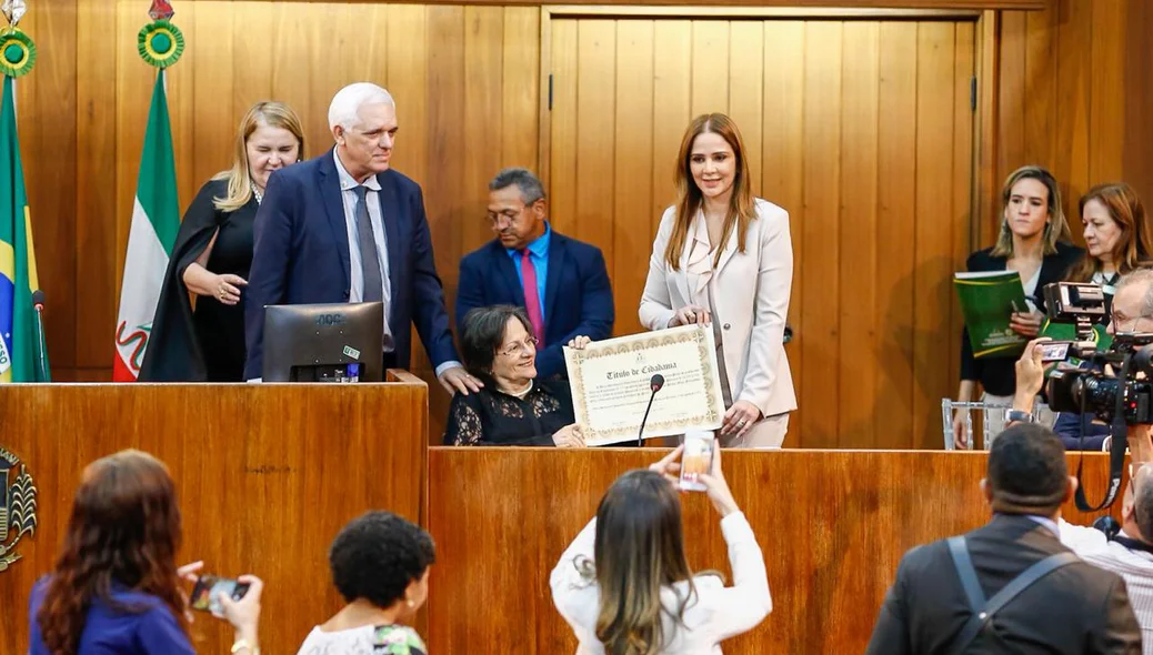 Maria da Penha recebe título de cidadania piauiense na Alepi