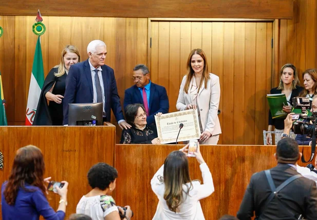 Maria da Penha recebe título de cidadania piauiense na Alepi