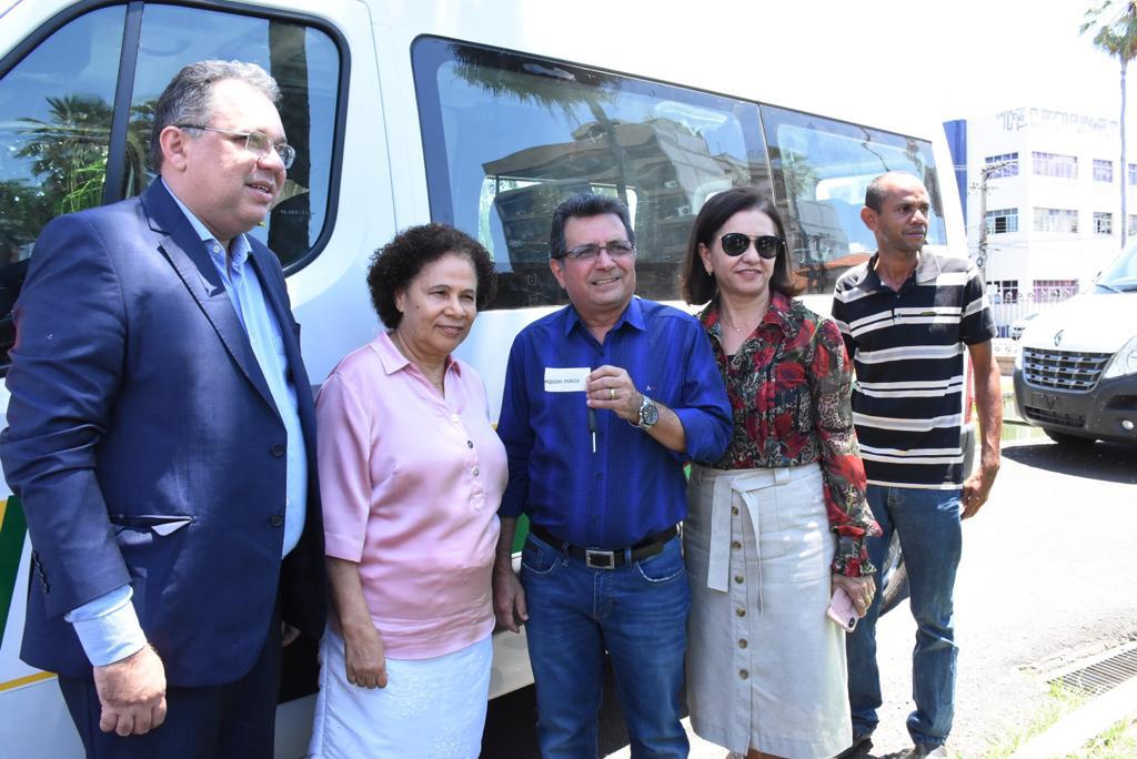 Prefeito Genival Bezerra recebe van para o transporte de pacientes