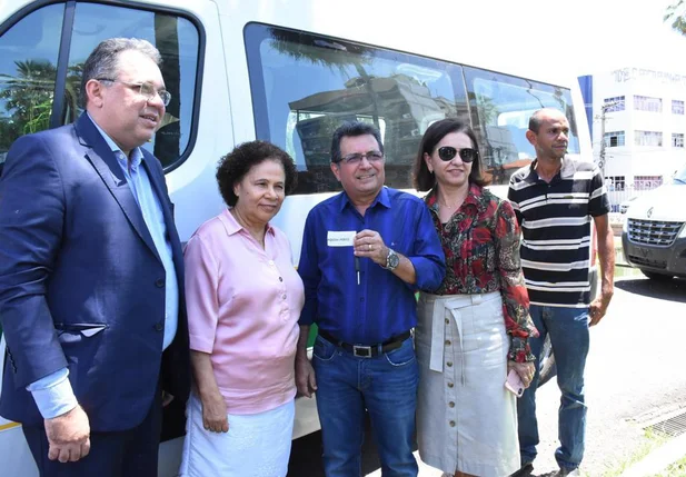 Prefeito Genival Bezerra recebe van para o transporte de pacientes