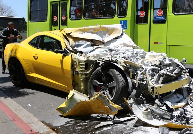 Camaro pega fogo após colidir em ônibus em Teresina