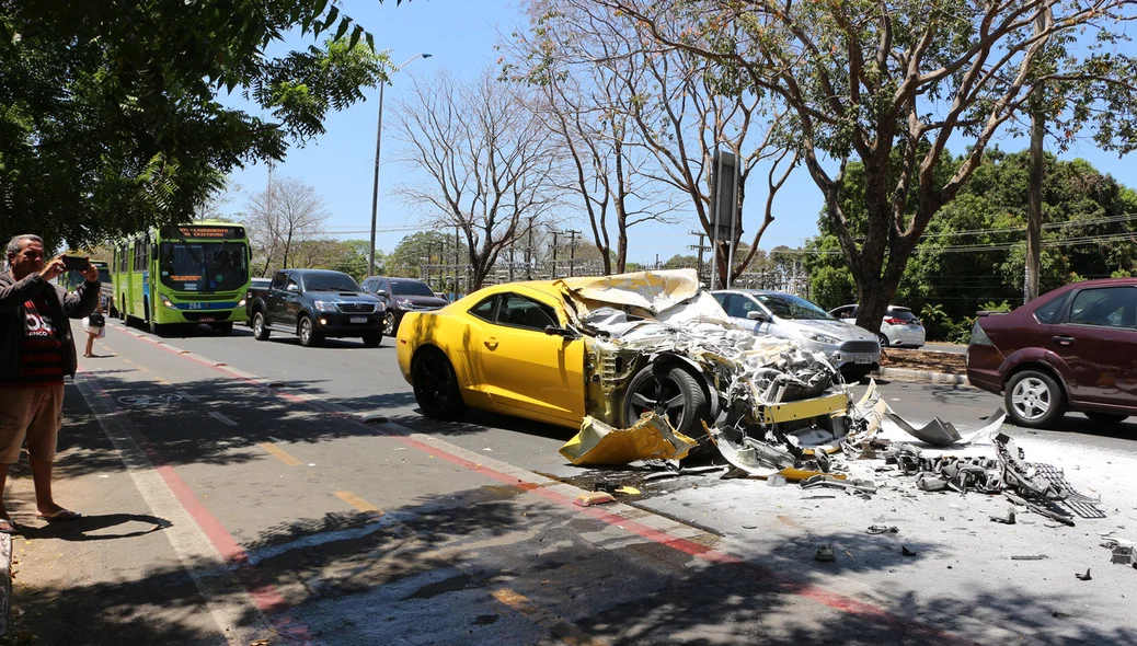 Acidente envolvendo Camaro e ônibus aconteceu na Avenida João XXIII