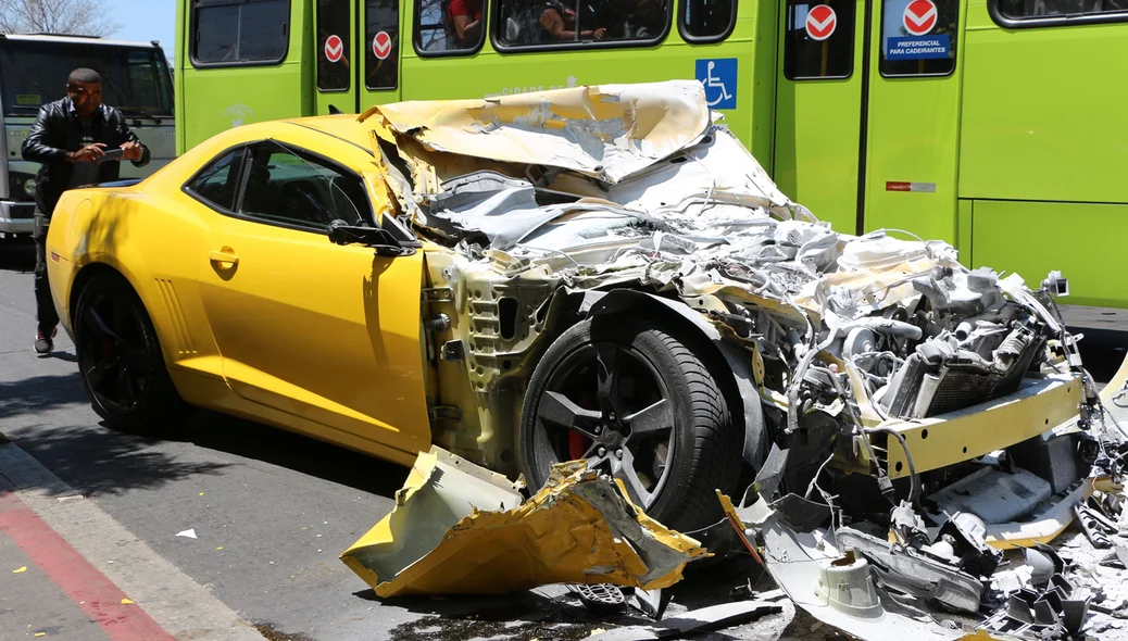 Camaro ficou destruído