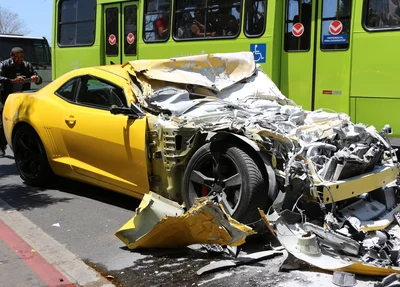Camaro ficou destruído