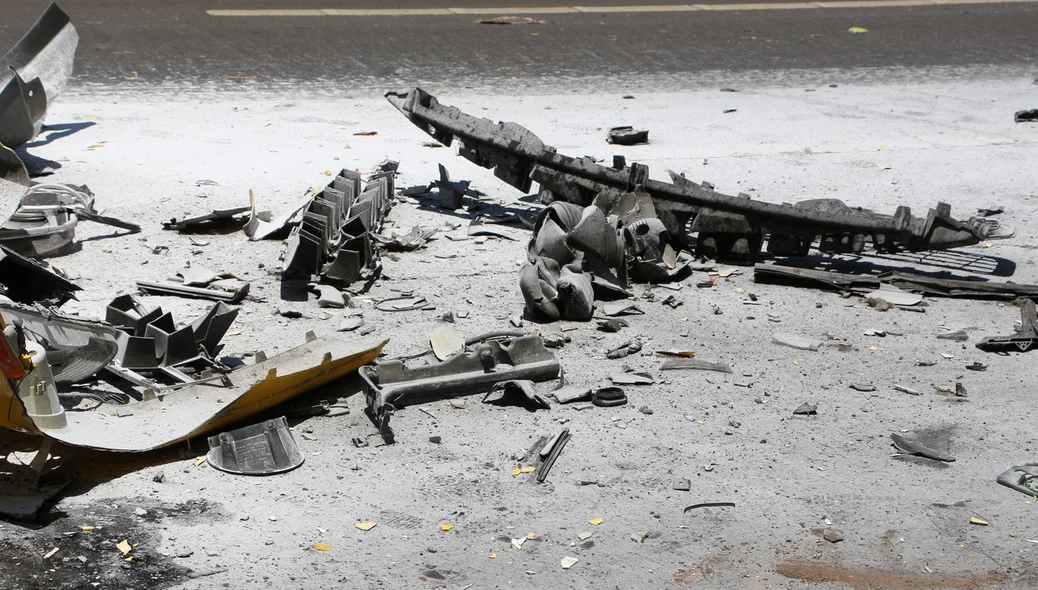 Destroços do Camaro ficaram espalhados pela via