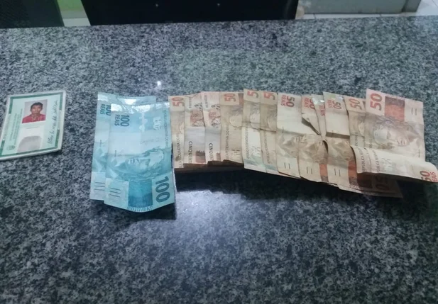 Dinheiro apreendido com o acusado em Simplício Mendes