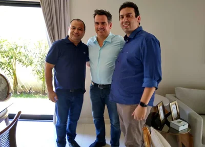 Evaldo ao lado de Ciro e Marcos Vinícius